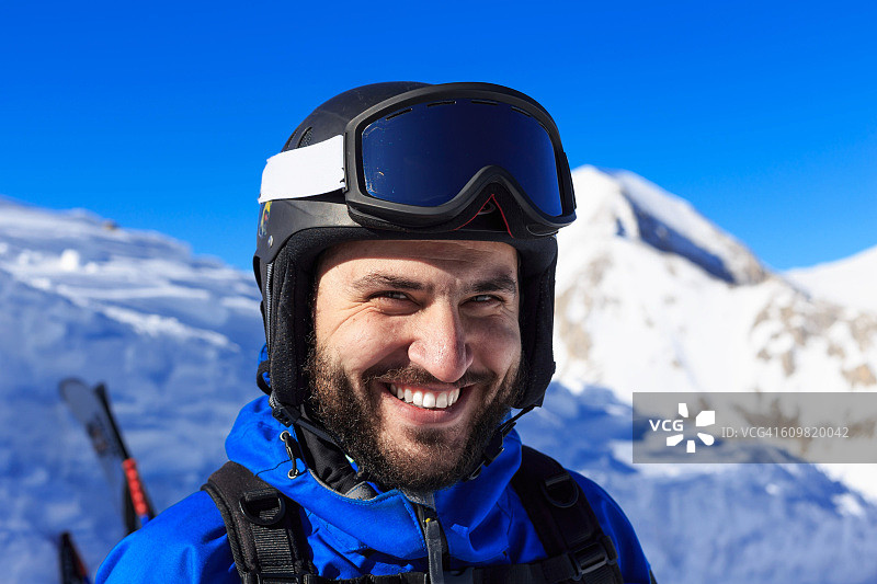 微笑的背包客站在雪山顶上图片素材