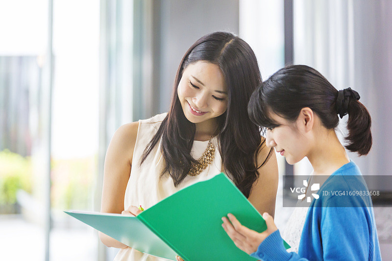 在日本商业办公室会面的休闲着装亚洲朋友图片素材