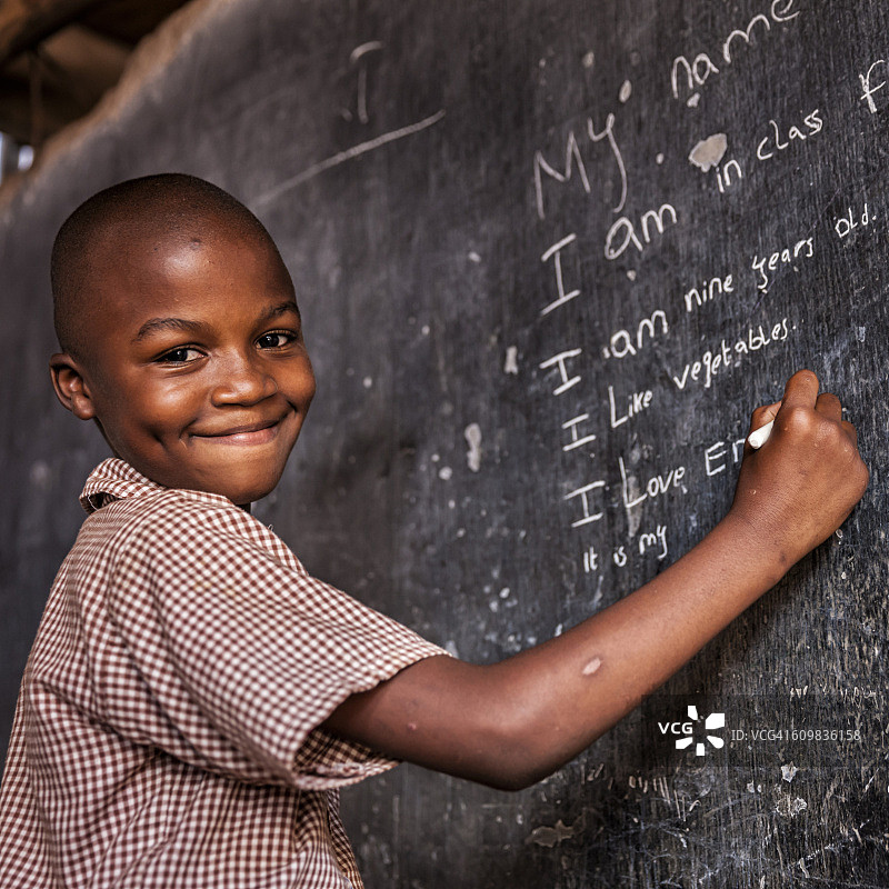 在肯尼亚孤儿院学习英语的非洲小男孩图片素材