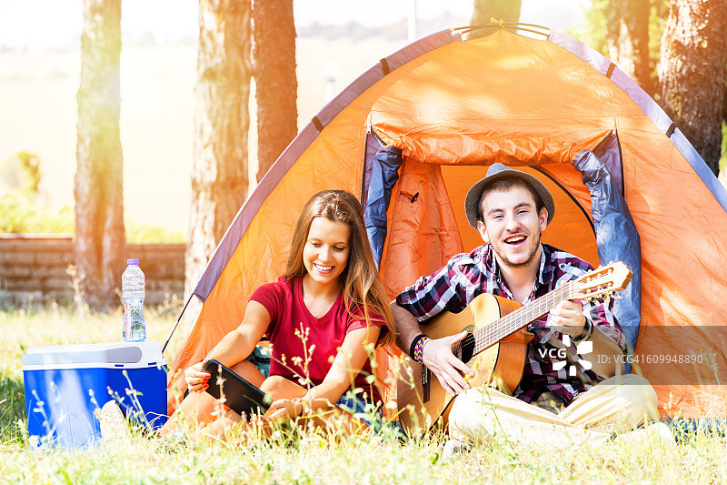 在森林里一起享受时光的年轻夫妇图片素材