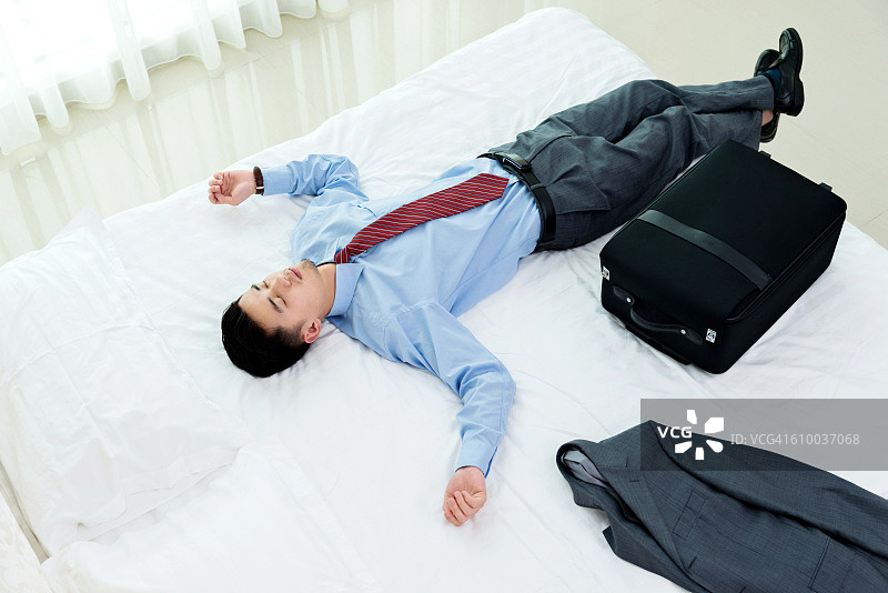 商人带着行李躺在床上图片素材