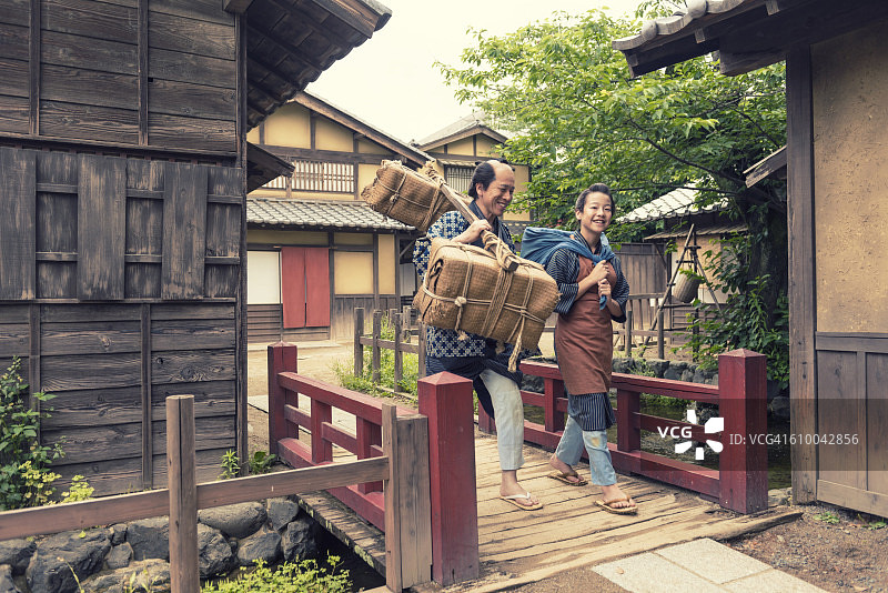 京都老镇的日本农民和他的儿子图片素材