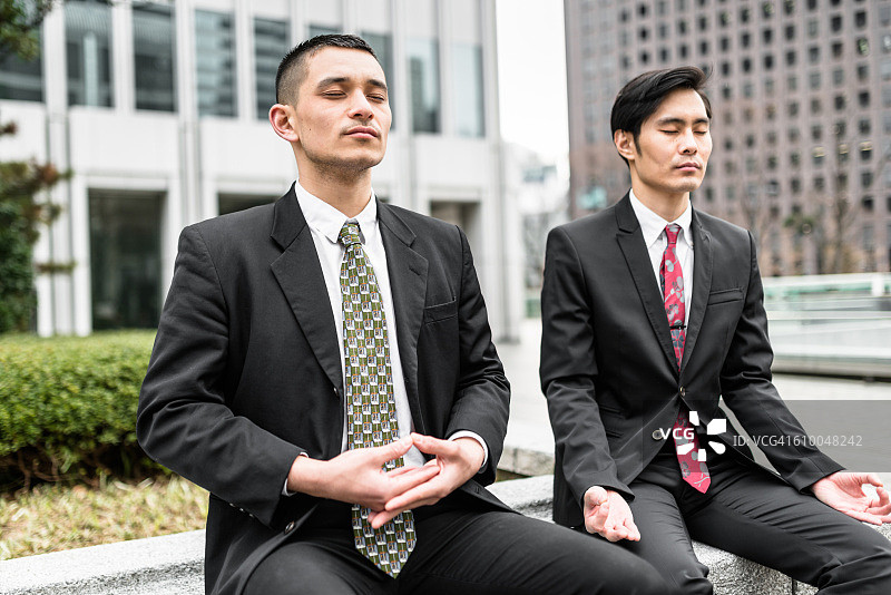 日本商务男士在市中心一起做瑜伽图片素材