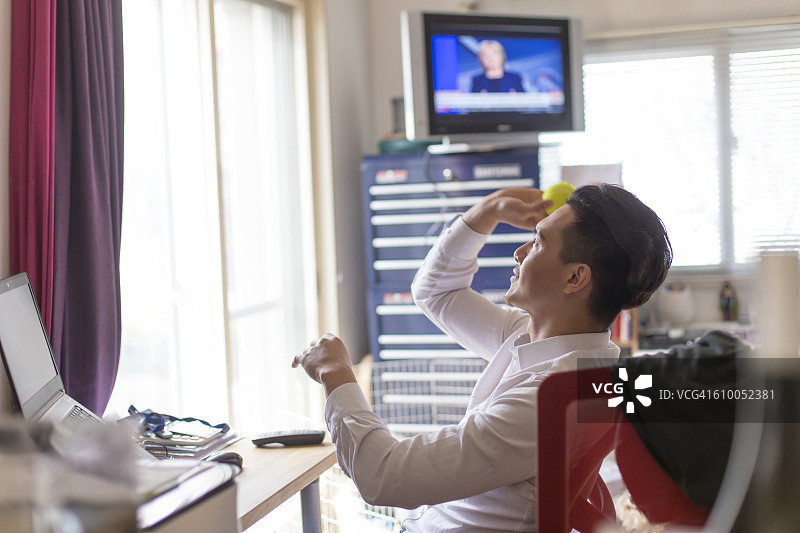 Soho区商人向墙上扔网球图片素材