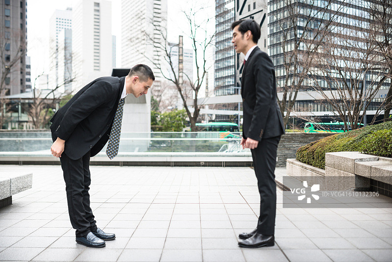 市中心一起问候的日本商人图片素材