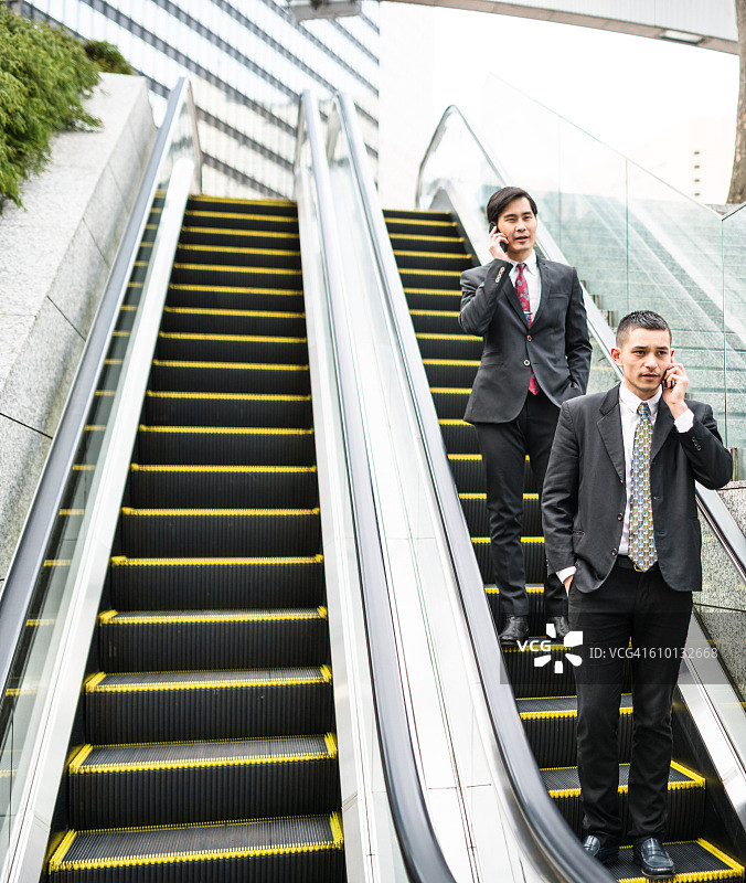 在自动扶梯上的日本商人图片素材