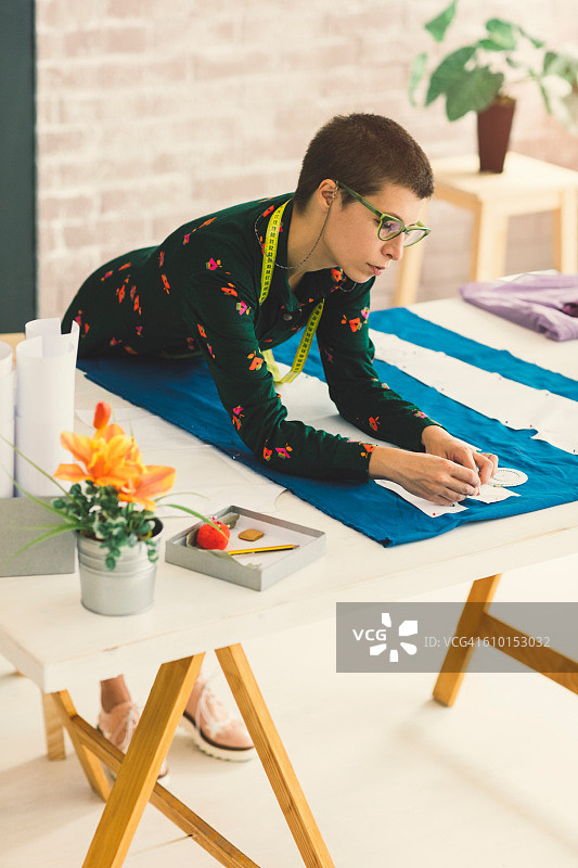 在工作室工作的女裁缝图片素材