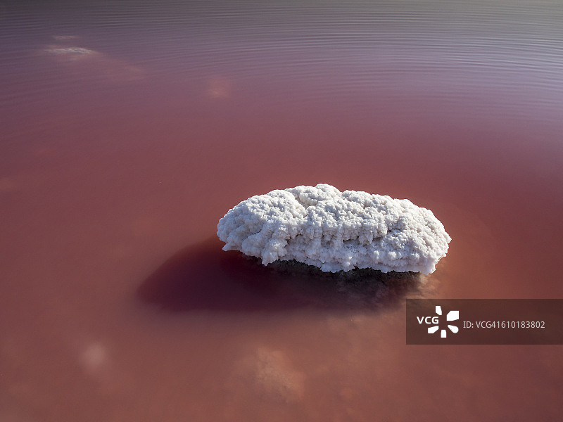 粉紫色盐湖与矿物盐岛图片素材