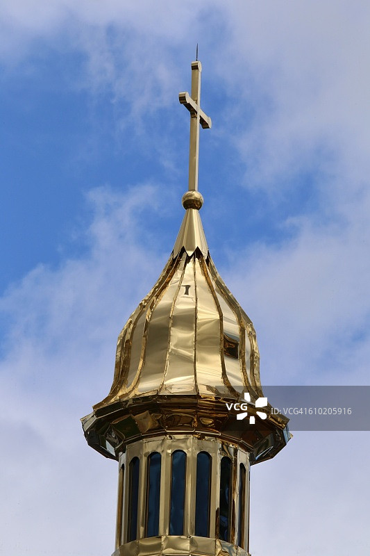 金色塔顶部的宗教十字架图片素材