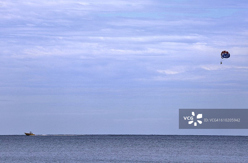 在墨西哥湾玩滑翔伞图片素材