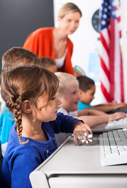 使用电脑的小学生群体图片素材