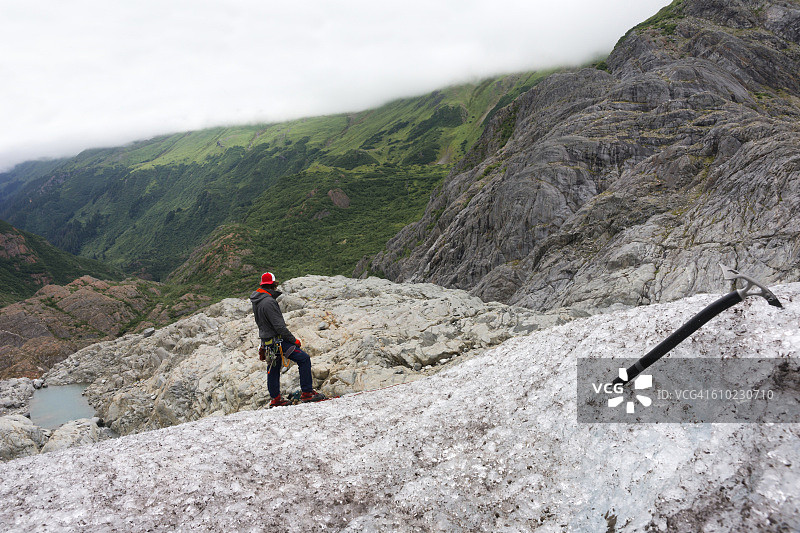 在冰川斜坡上引导图片素材