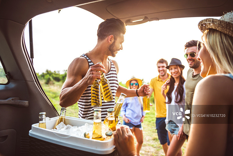 喝啤酒图片素材