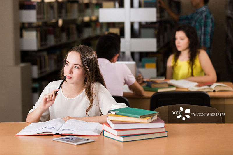 女大学生在图书馆做作业图片素材