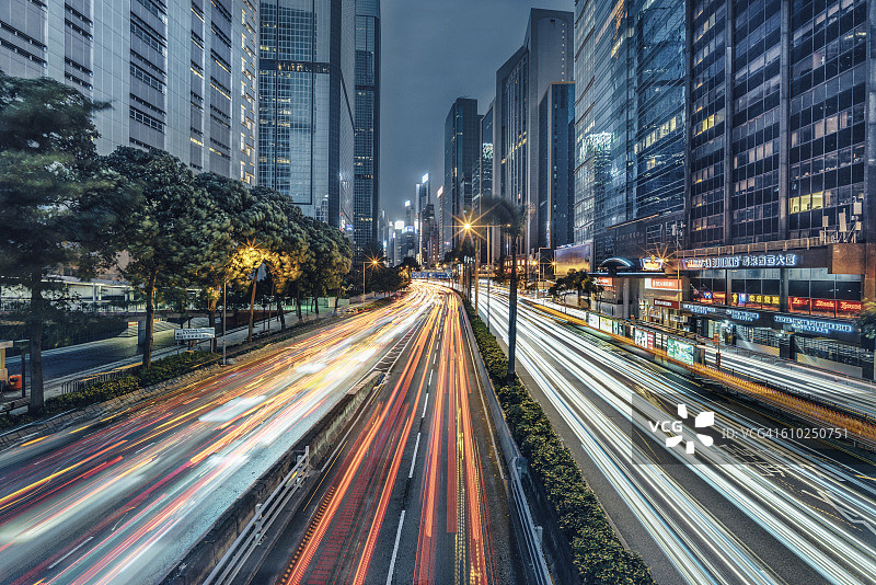 黄昏时分格洛斯特路的交通超速图片素材