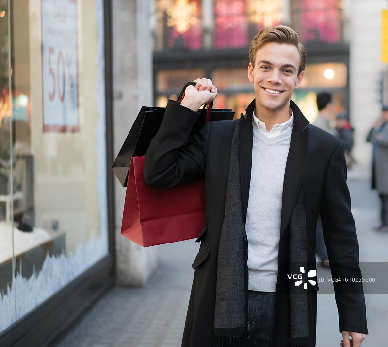 快乐的男人疯狂购物图片素材