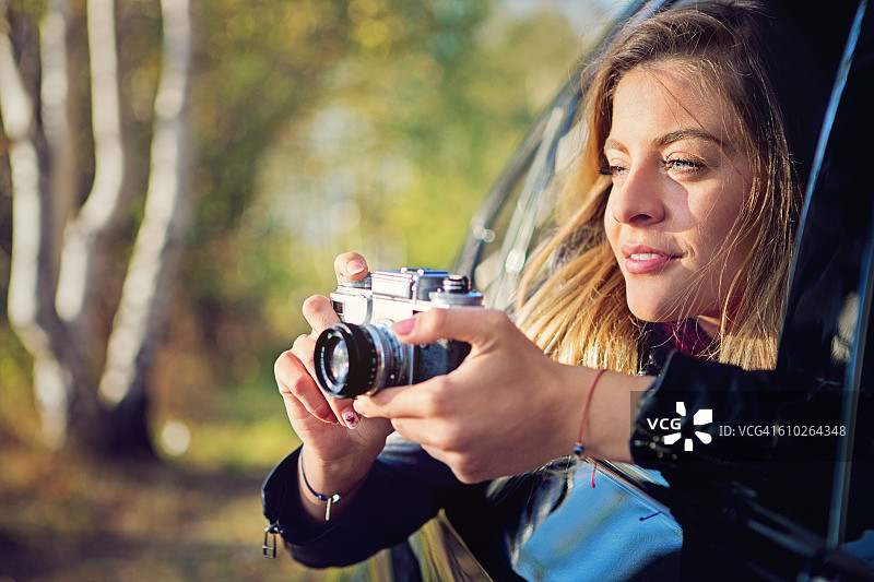 美女用老式相机拍照图片素材