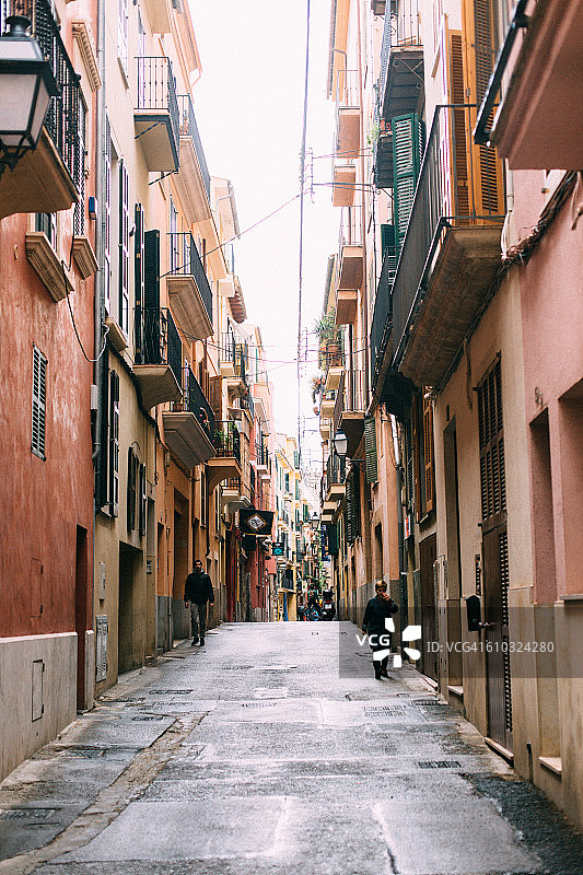 马略卡岛帕尔马：地中海小巷和陶土色房屋图片素材