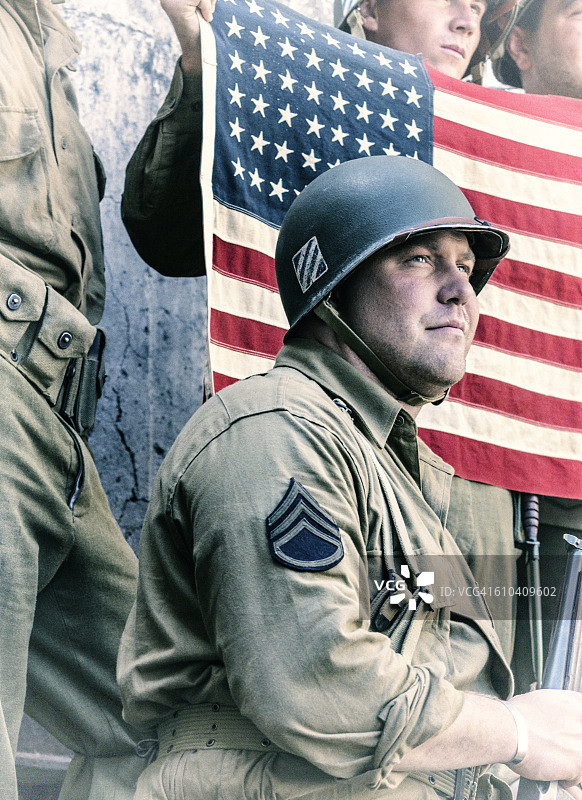 二战时期美国陆军中士和排展示复古胜利旗图片素材