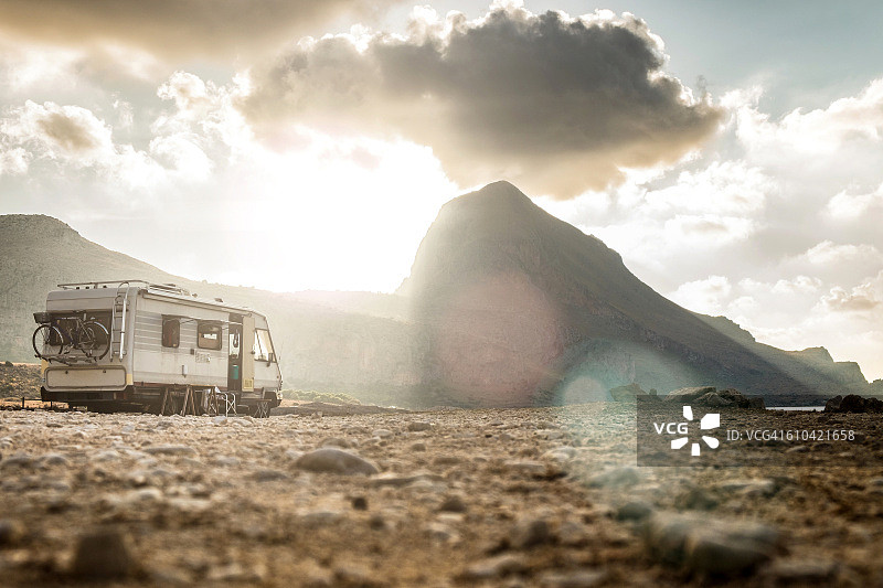 漫长旅程的结束：日落时分的旅行车队图片素材