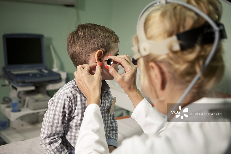 男孩在耳鼻喉科医生办公室图片素材