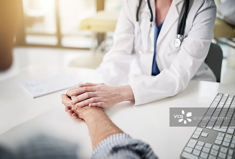 以关怀和尊重对待患者图片素材