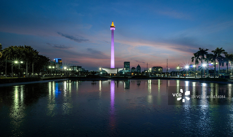 雅加达日落时分的国家纪念碑倒影图片素材