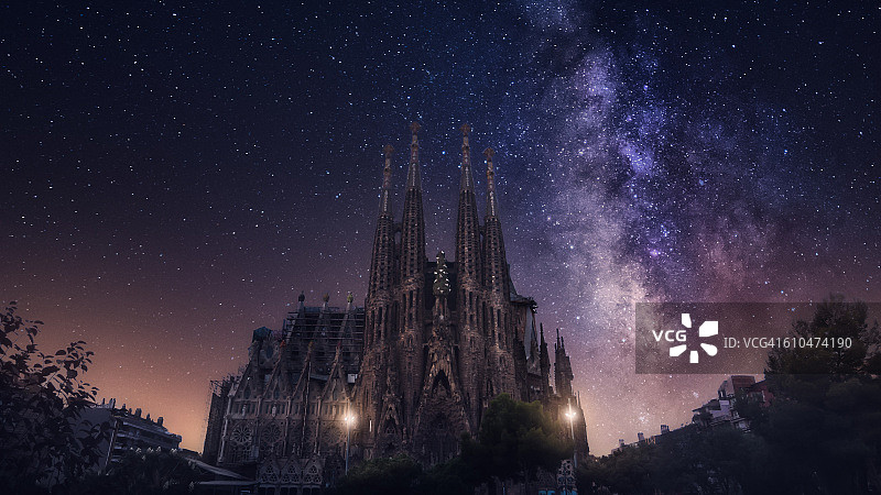 银河、大教堂和圣家族教堂图片素材