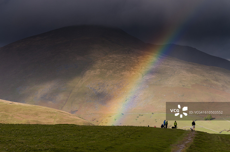 英国湖区国家公园坎布里亚山区，人群中的彩虹图片素材