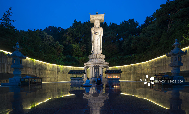 韩国奉恩寺弥勒大佛像夜景图片素材