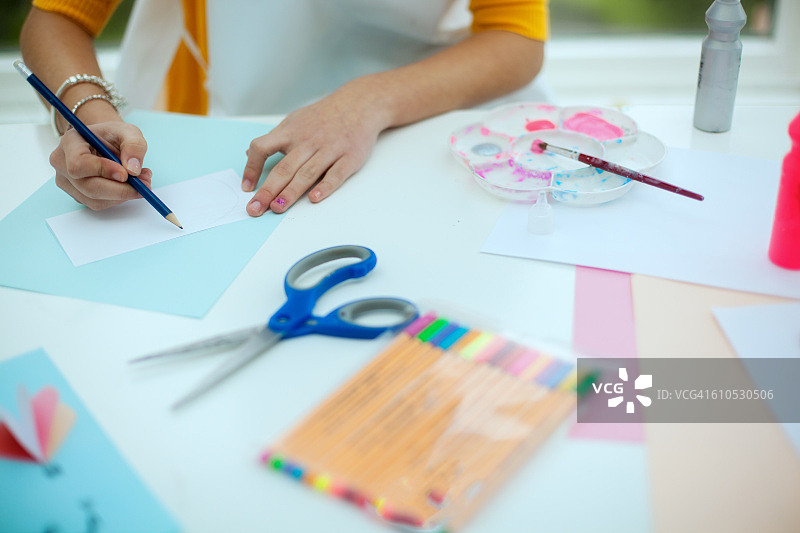 女孩准备贺卡图片素材