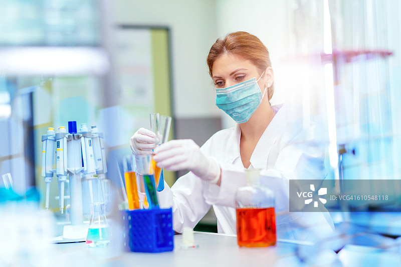 在实验室里用化学品工作的女科学家图片素材