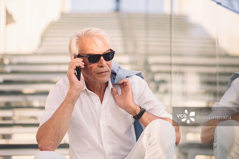 电话里的商人图片素材