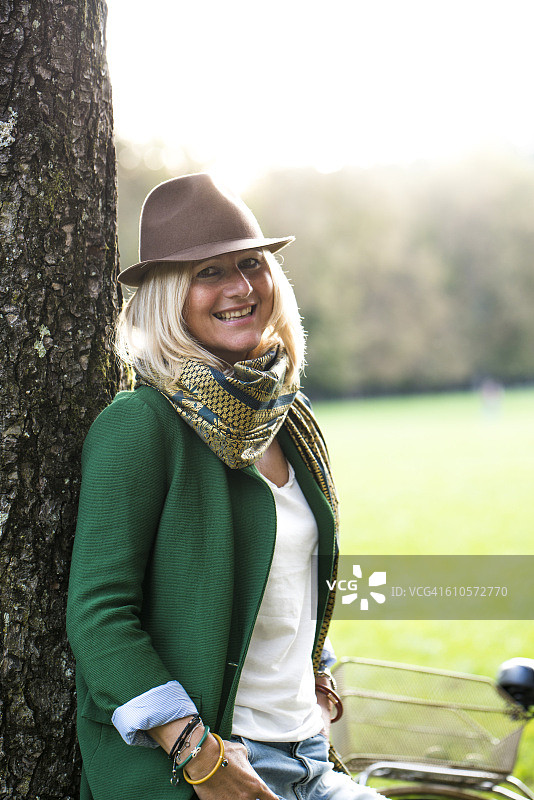 穿着新服装的迷人女性图片素材