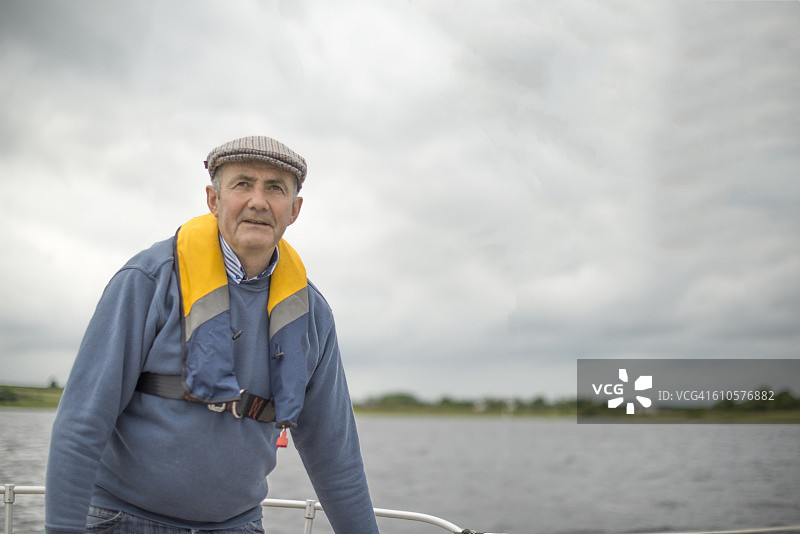 在开阔水域上的年长男人图片素材