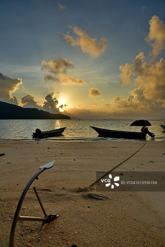 沙滩上的铁锚图片素材