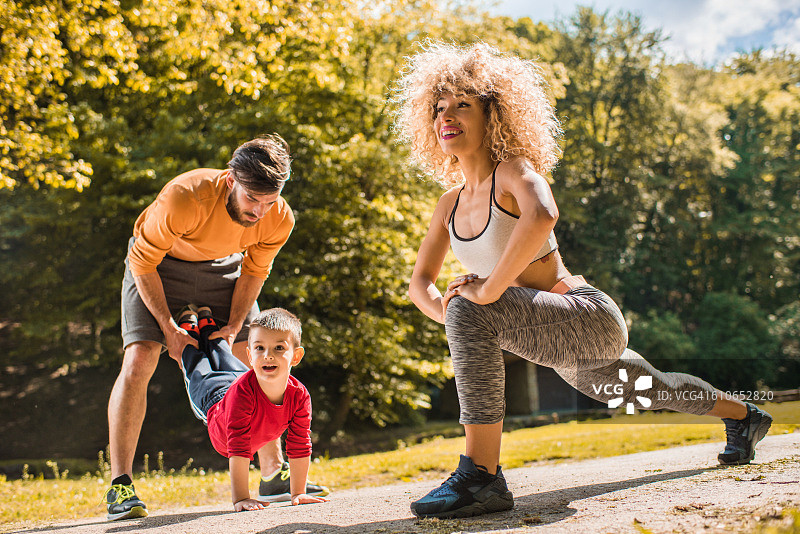 年轻家庭在公园进行体育训练图片素材