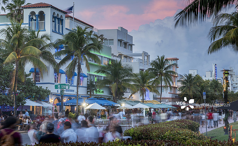 迈阿密海滩海洋大道上的游客图片素材