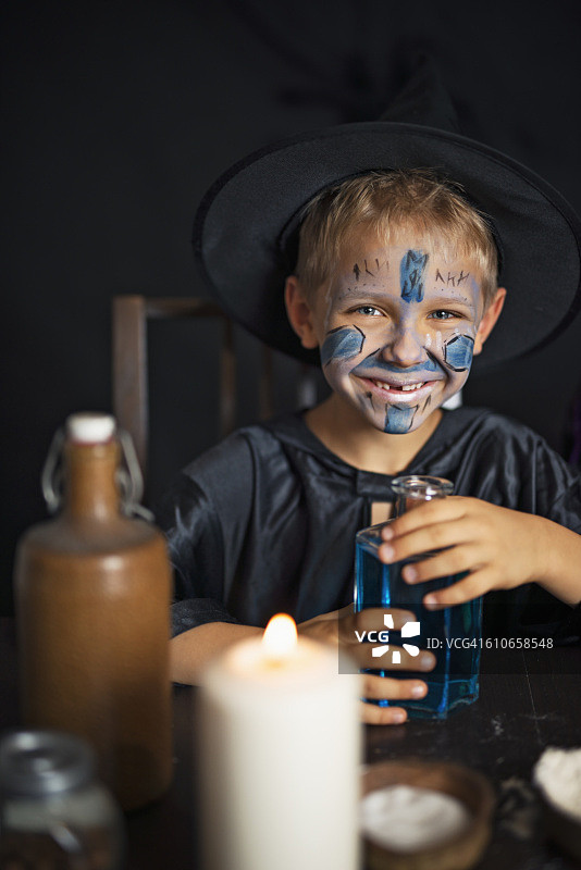 打扮成巫师的小男孩在熬制药水图片素材