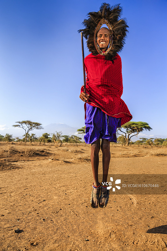 肯尼亚马赛部落战士表演传统跳舞图片素材