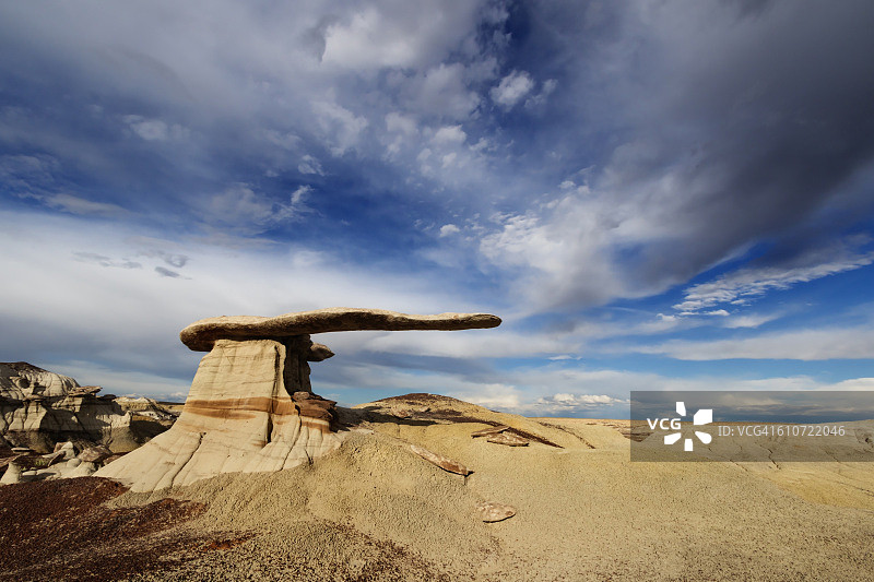 风暴天空下的翼王岩层图片素材