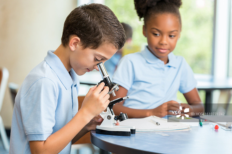 小学生同学一起做科学项目图片素材