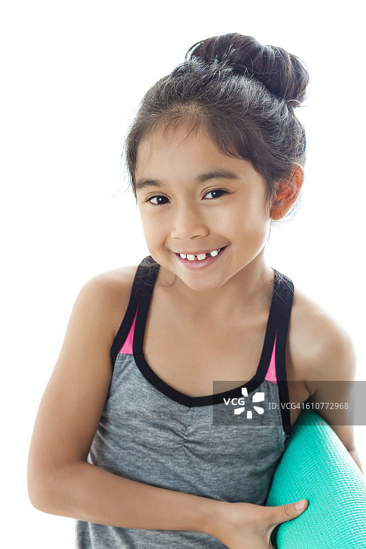 美丽的亚洲女孩拿着瑜伽垫图片素材