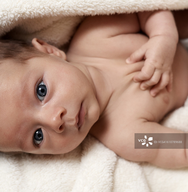 看向远方的男婴肖像图片素材