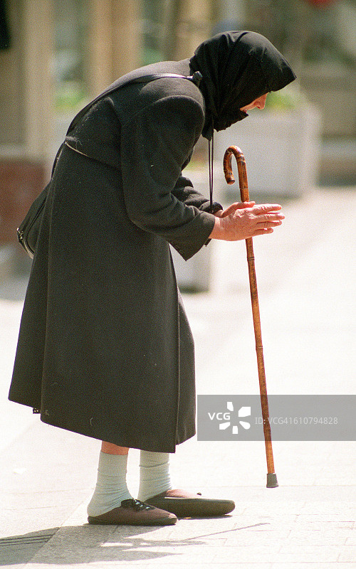 欧洲法国法属里维埃拉圣特罗佩的老妇人图片素材