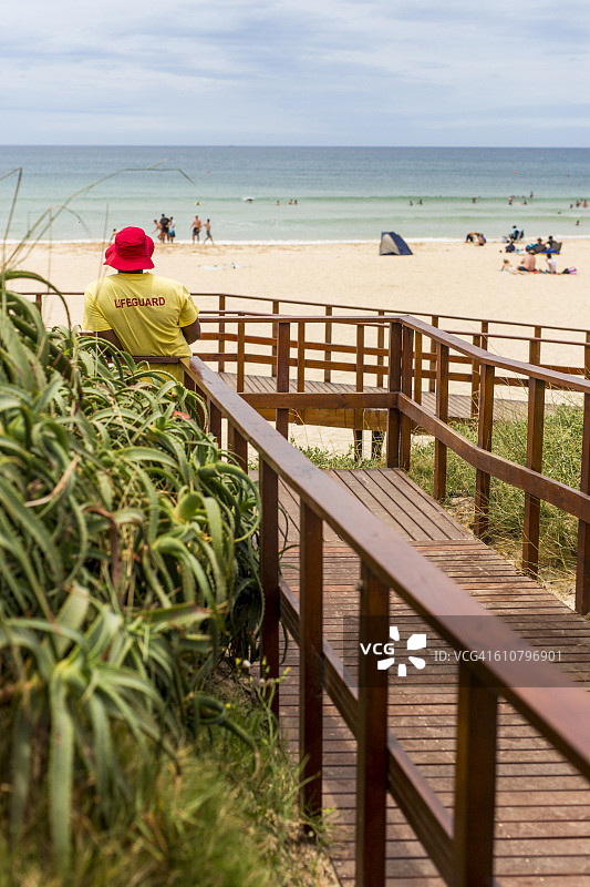救生员观察海豚滩的人群图片素材