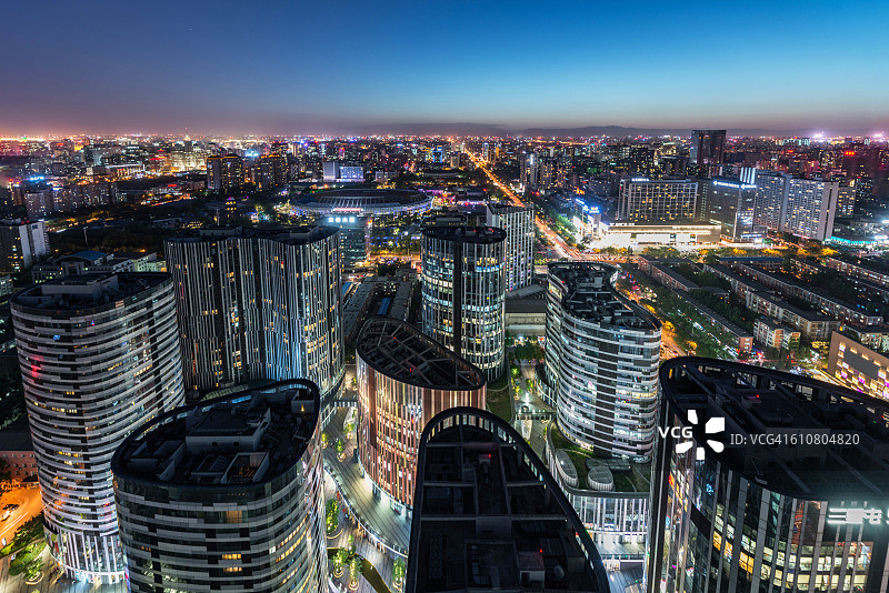 北京夜间灯火辉煌的摩天大楼图片素材