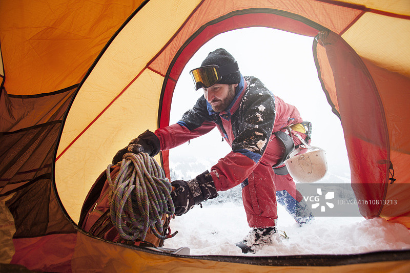 登山者在帐篷里图片素材