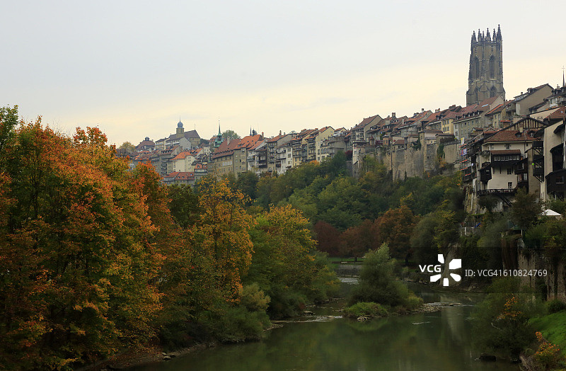 弗里堡小镇的La Sarine河风光图片素材