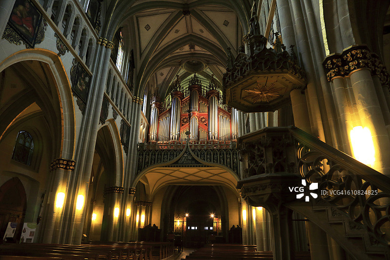 弗里堡大教堂内部景观图片素材